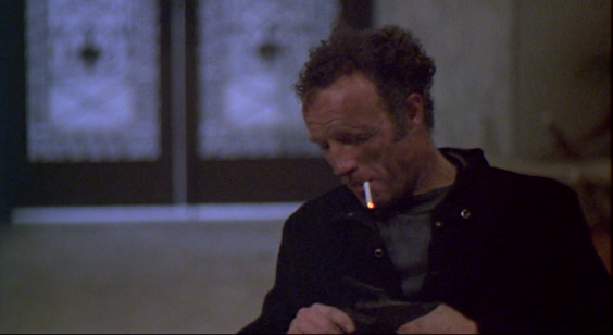 "Nach dem geungenen Einbruch in Michael Manns THIEF raucht Frank eine Zigarette, was er sonst den ganzen Film über nicht tut. Vielleicht ein Ritual, das er sich von anderen abgeschaut hat, die Zigarette danach. Ein Versuch, das festzuhalten, was ihm schon durch die Finger geglitten ist."